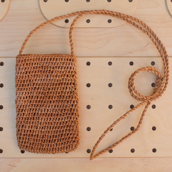 Sans Arcidet Handmade 100% Raffia Woven Crossbody Phone Pouch Made In Madagascar - Picture 1 of 10